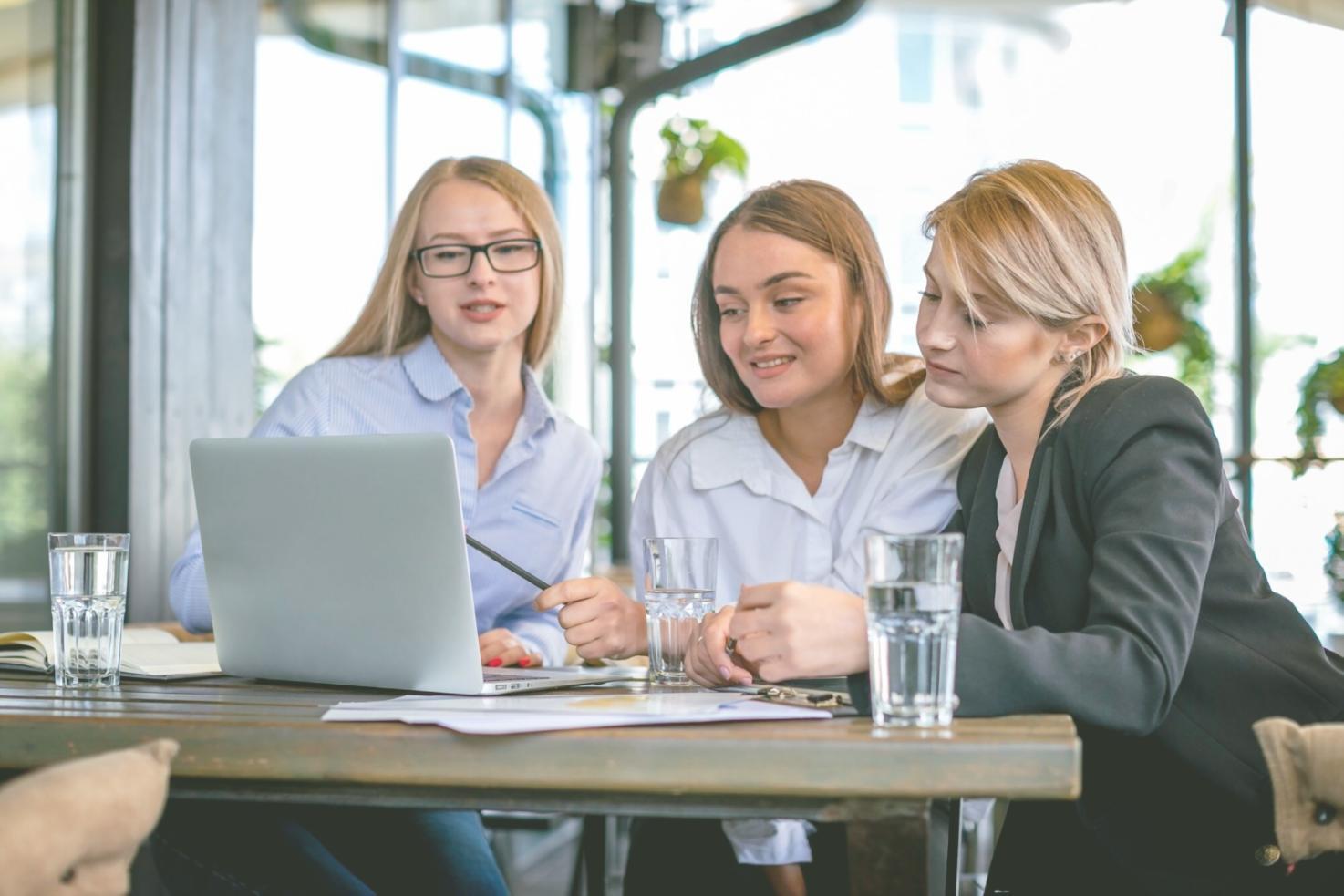 Professionelles Filmbearbeitungsstudio mit moderner Ausrüstung und mehreren Arbeitsplätzen